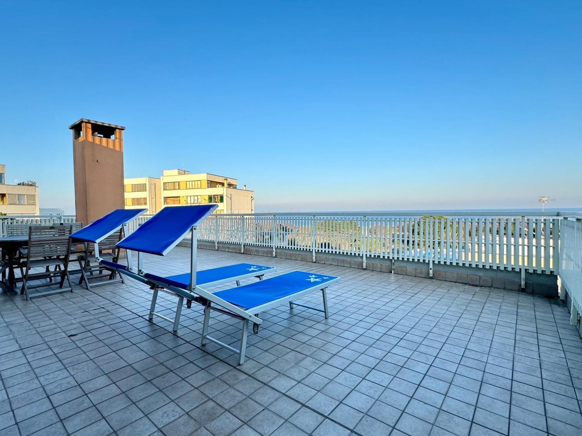 Appartement 82, Attico Leonardo *