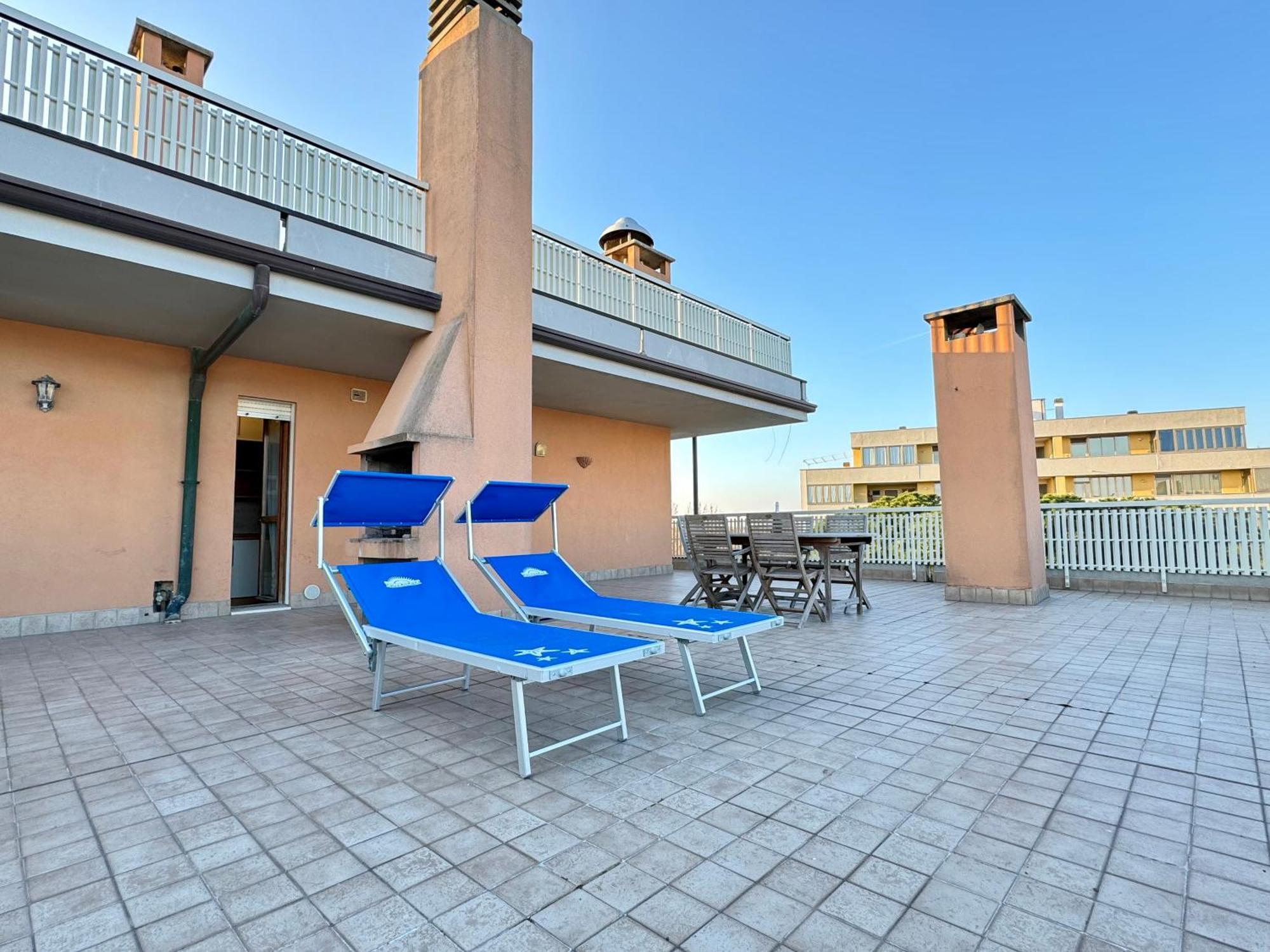 82, Attico Leonardo * Lido Adriano