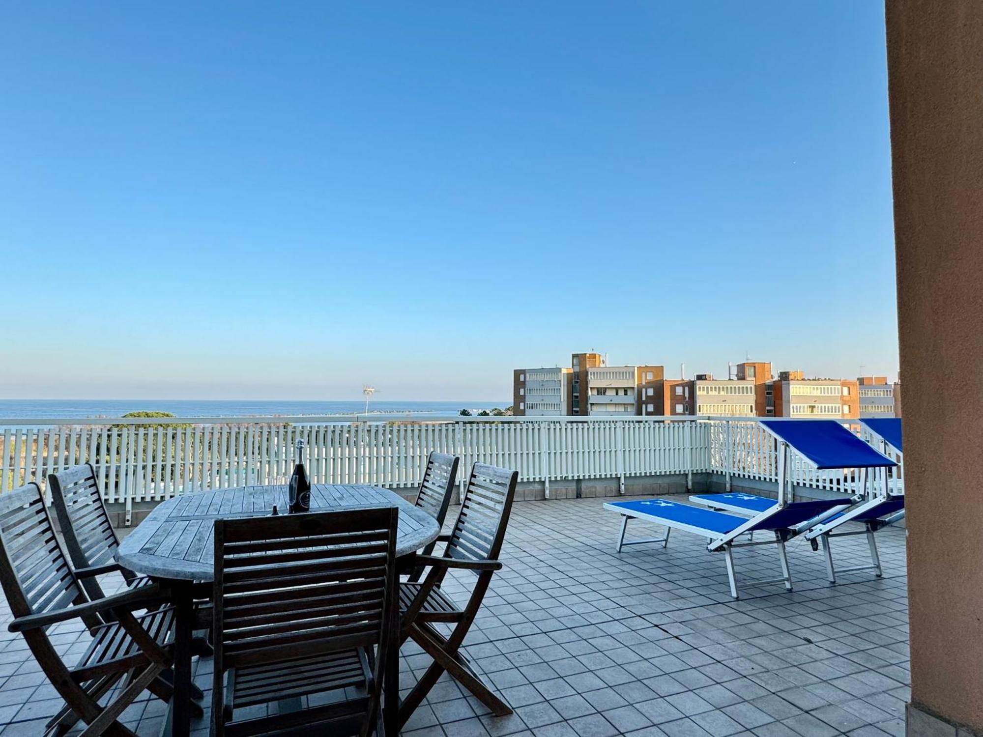 Apartment 82, Attico Leonardo Lido Adriano
